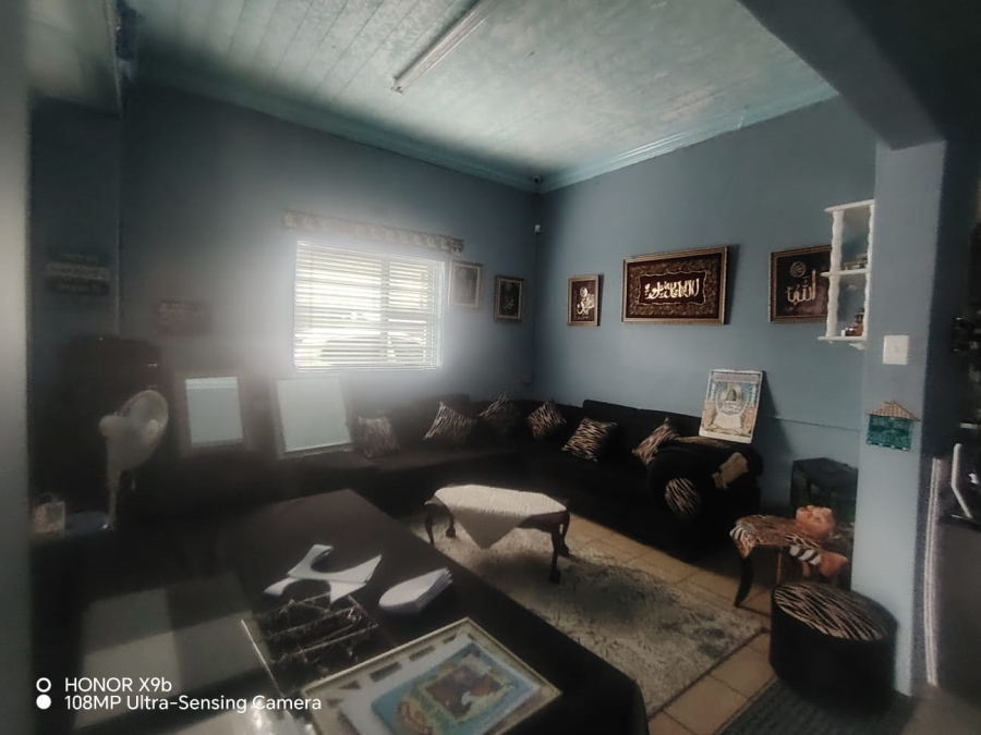 5 Bedroom Property for Sale in Wynberg Upper Western Cape